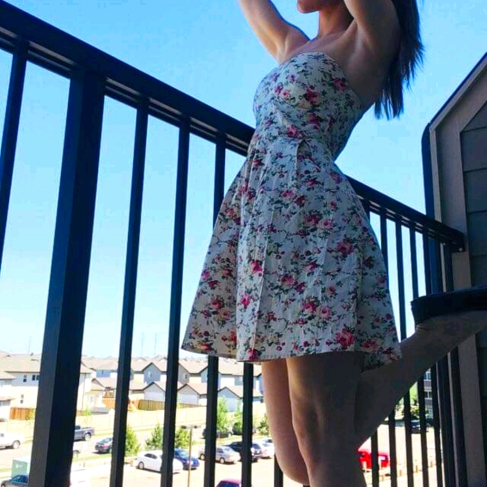 👗Strapless padded floral dress